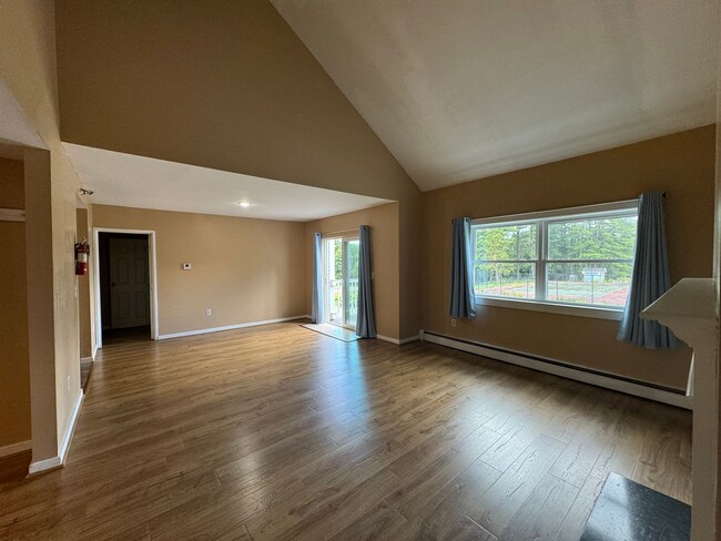 Building Photo - Spacious 3-Bedroom 3 Bath Condo on Ascutne...