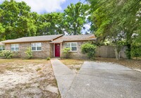 Building Photo - Beautifully Renovated Duplex with Private ...