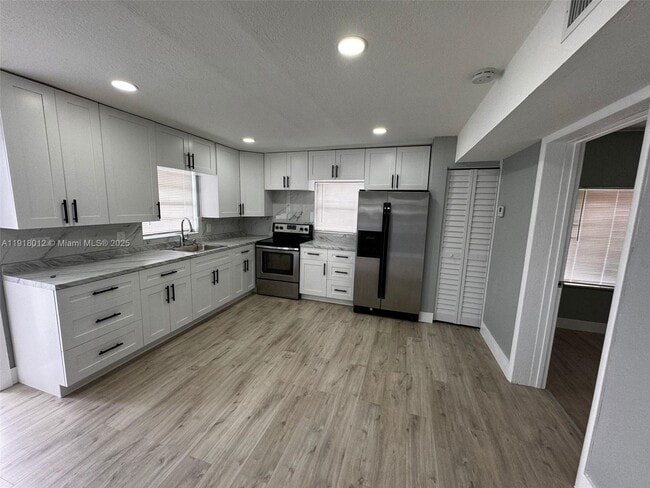 Building Photo - 141 W 6th St