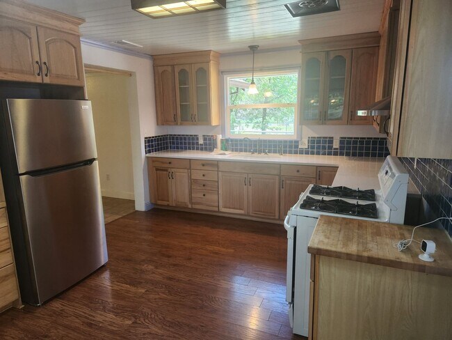 Building Photo - Beautiful 3 Bedroom/1 bathroom home with a...