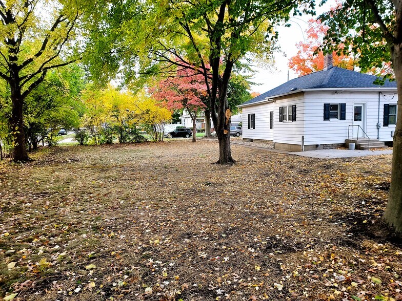 Side yard - 205 Cable St