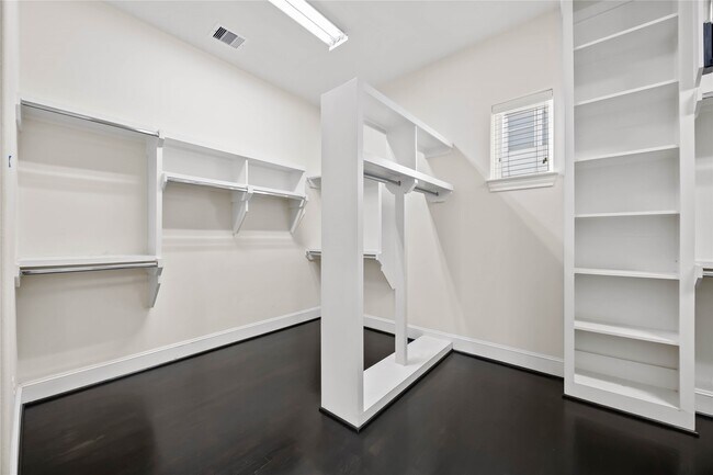 Building Photo - 1104 Thompson St