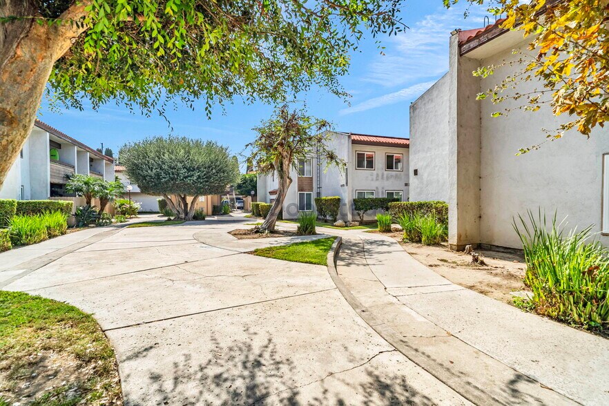 Building Photo - 2521 W Sunflower Ave