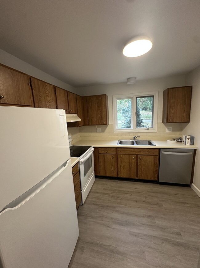 Building Photo - 131 E Winchester Rd