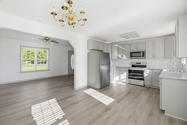 Building Photo - Beautifully Updated 3 bedroom, 2 bathroom Brick Ranch in Lexington