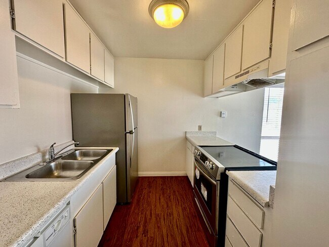 Building Photo - Upstairs 2 bedroom with 2 assigned parking spots!