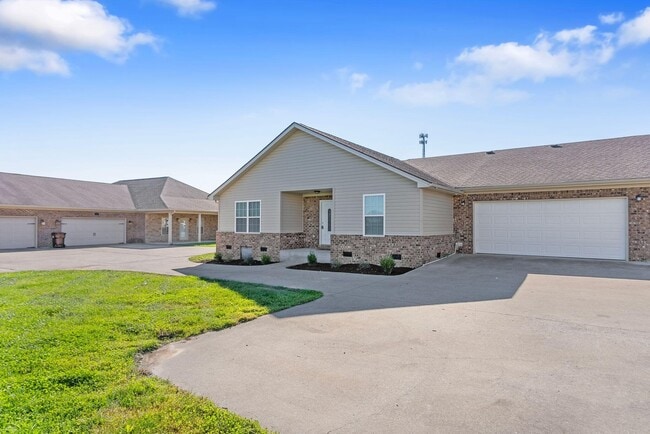 Building Photo - 579 Regency Cir