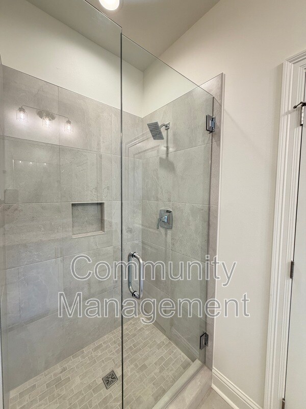 Building Photo - 3696 Waterbury Ave