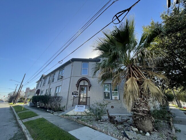 Building Photo - 200 E Dewey Pl