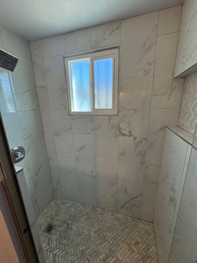 Building Photo - South- 3 bedroom/ 1 bathroom single family home