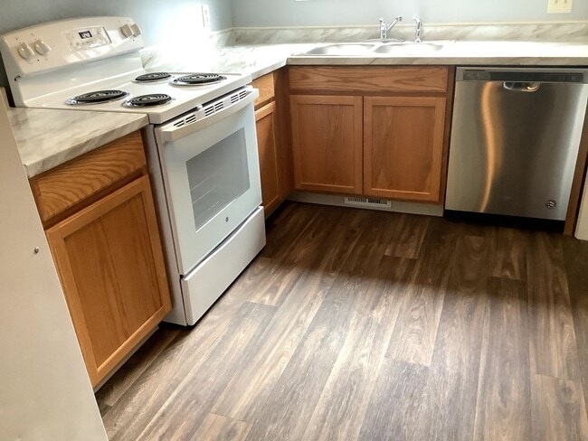 Building Photo - 2-Bedroom 1 1/2 bathroom townhouse in Springfield