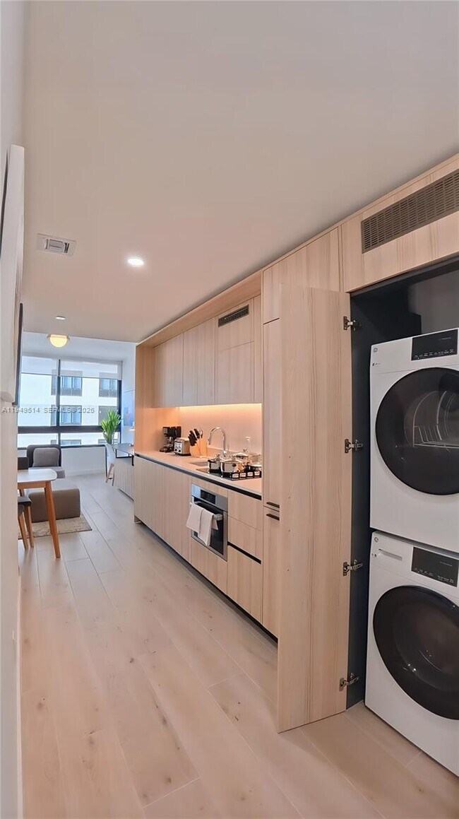 Building Photo - 225 N Miami Ave