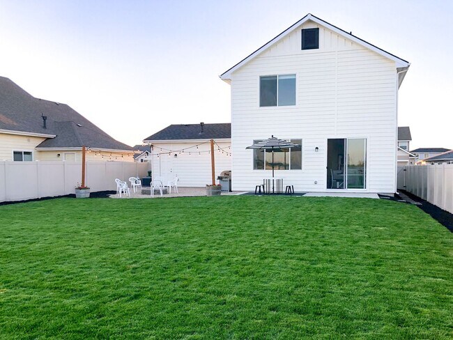 Building Photo - Welcome to this charming 3 bed 2.5 bath home just off Deer Flat and Linder Rd.