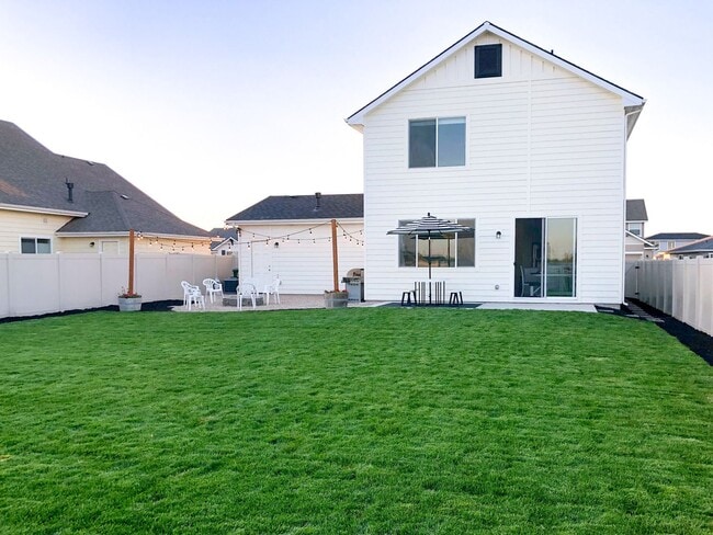 Building Photo - Welcome to this charming 3 bed 2.5 bath home with access to a community pool, just off Deer Flat ...