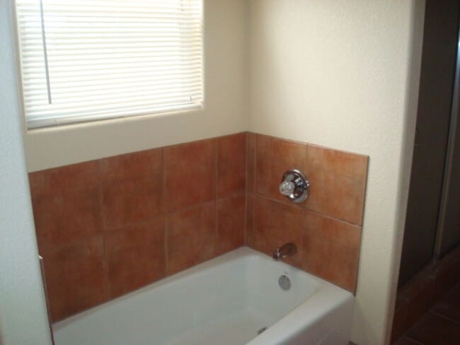 Building Photo - Cute Townhouse in Desirable Area- Close to...