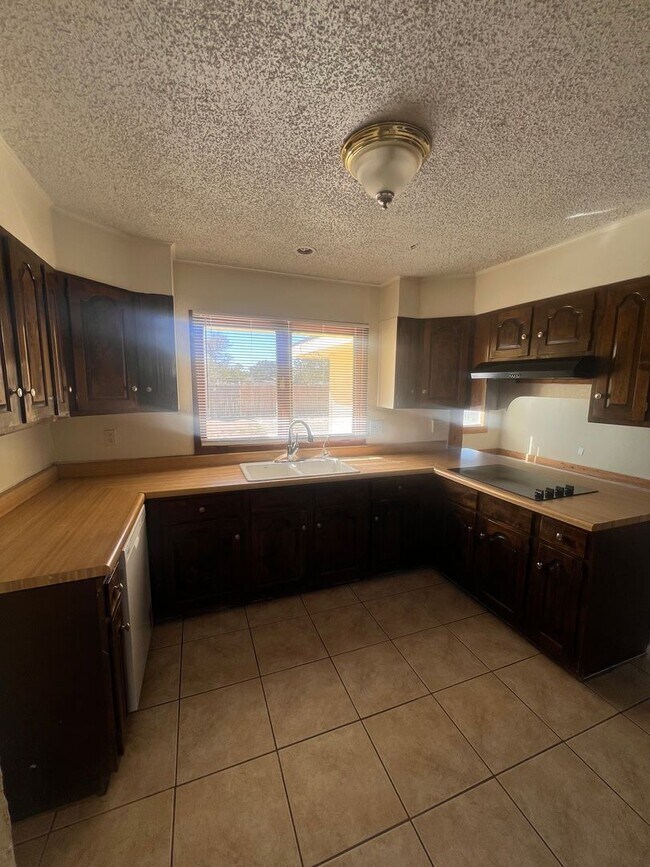 Building Photo - BACK ON THE MARKET!!!  Large Ranch Style R...