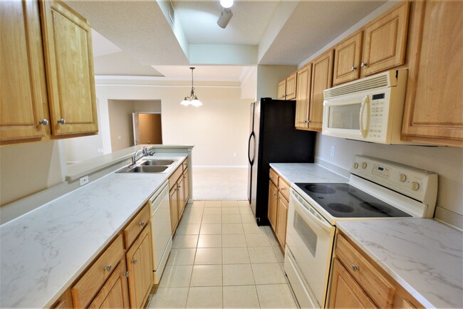 Building Photo - SPACIOUS 2 bed 2 bath Hunters Creek CONDO ...