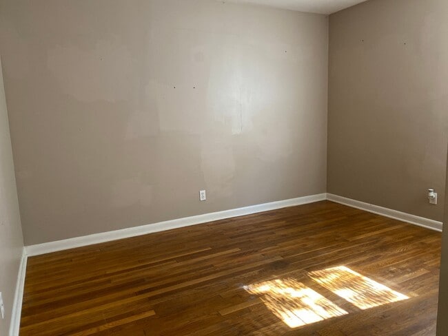 Building Photo - 3 bedroom 2 bath house