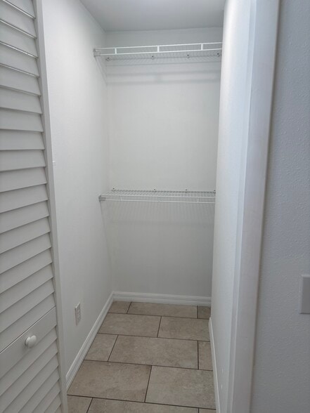 bedroom #3 closet 5.5x3 - 690 Avenue C SE