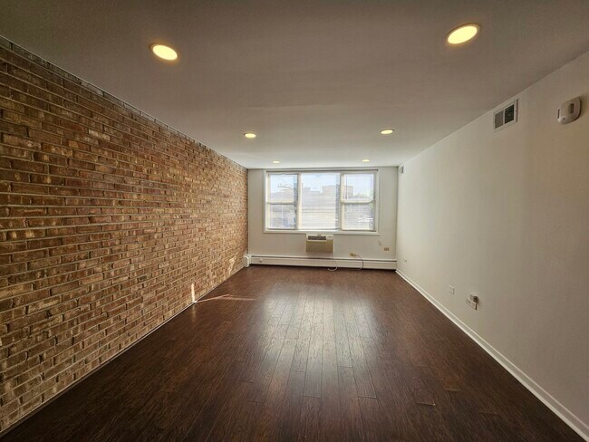 Building Photo - 2250 N Lincoln Ave