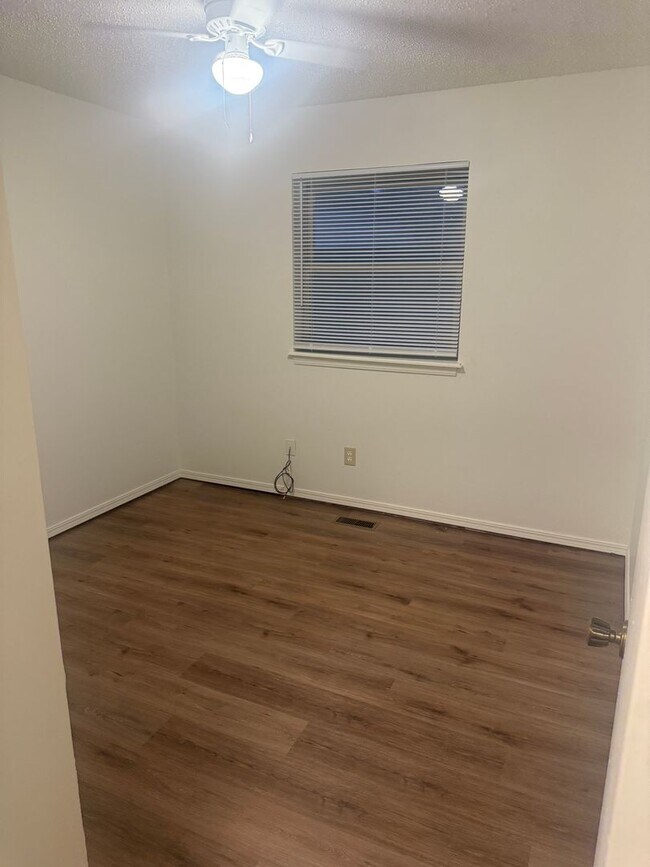 Building Photo - 735 Willow Run