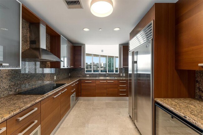 Building Photo - 5959 Collins Ave