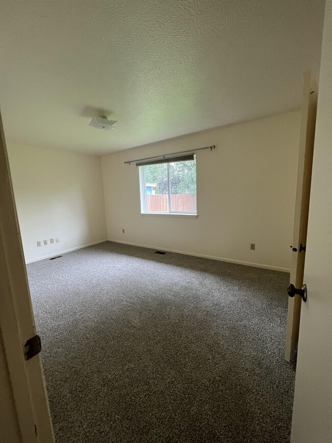 Building Photo - 617 W Fern Ave