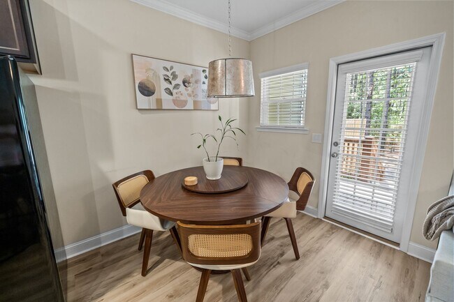 Building Photo - 3 Bedroom Townhome Across from Richmond Hill Golf Club
