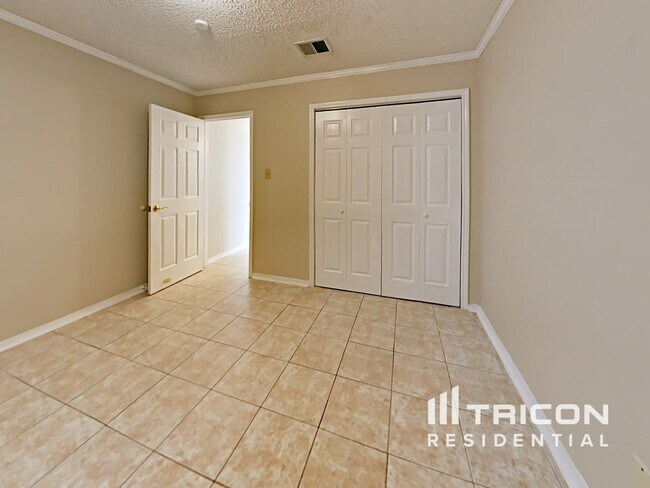 Building Photo - 6810 Maple Lk St