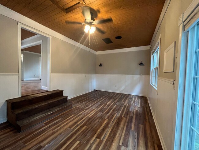 Building Photo - Cute 3 Bed 2 Bath!