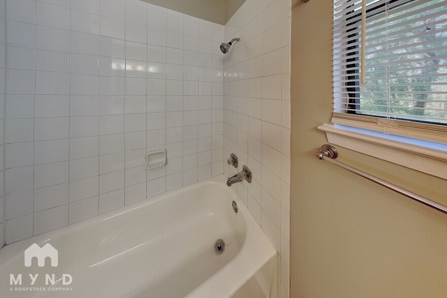 Building Photo - 2300 Berkett Dr