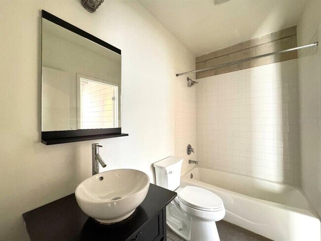 Building Photo - 2511 W Azeele St