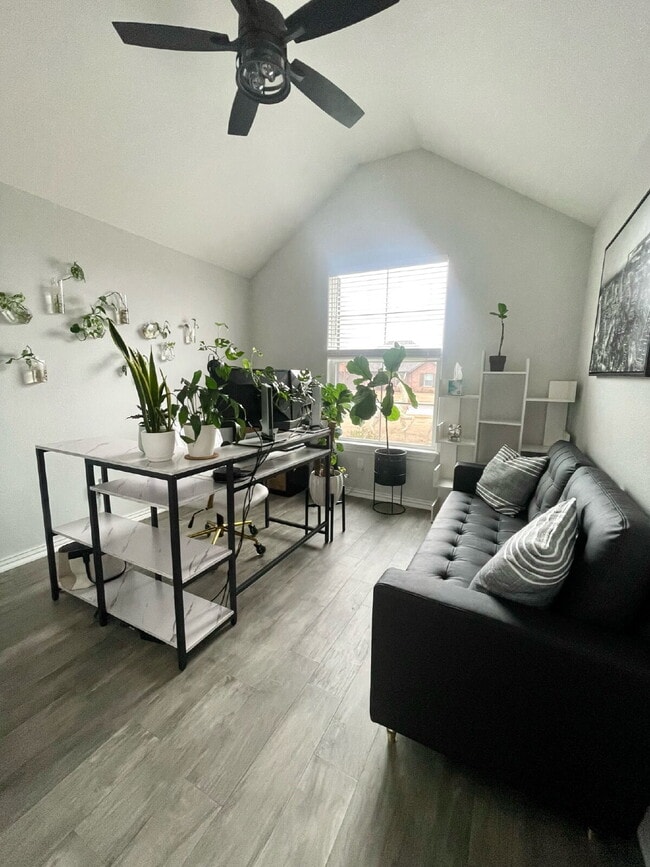 Building Photo - 2014 W Chandler Ave