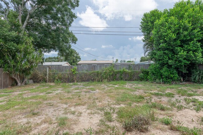 Building Photo - Charming & Rare 4-Bedroom Home in Saint Petersburg!