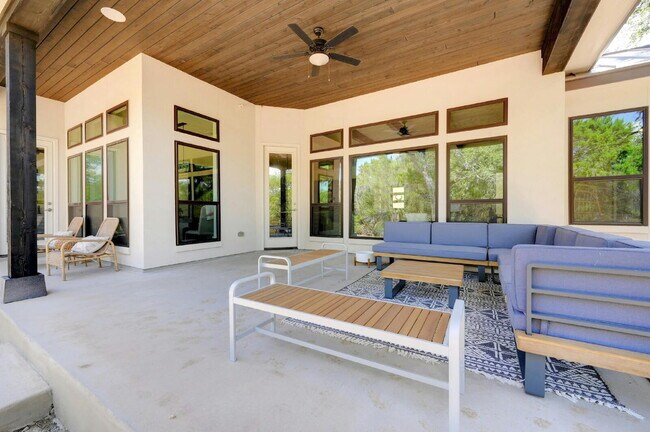 Building Photo - Spacious 4-Bed Oasis at this Canyon Lake Gem!