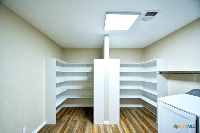 Building Photo - 744 Pinehurst Dr