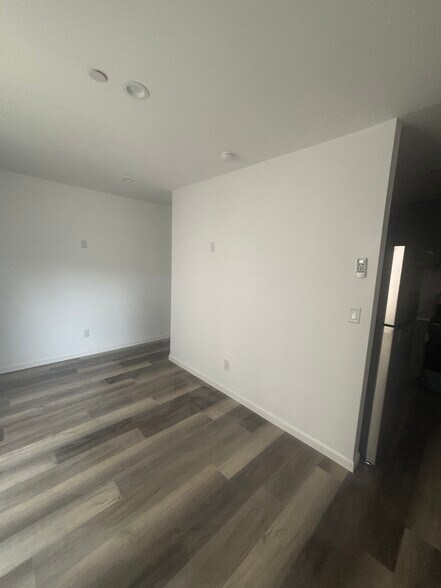 Building Photo - 3006 S Palm Grove Ave