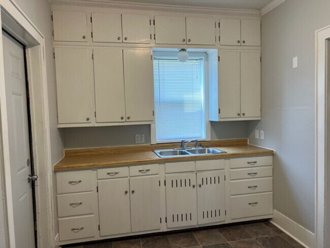 Building Photo - 339 5th St