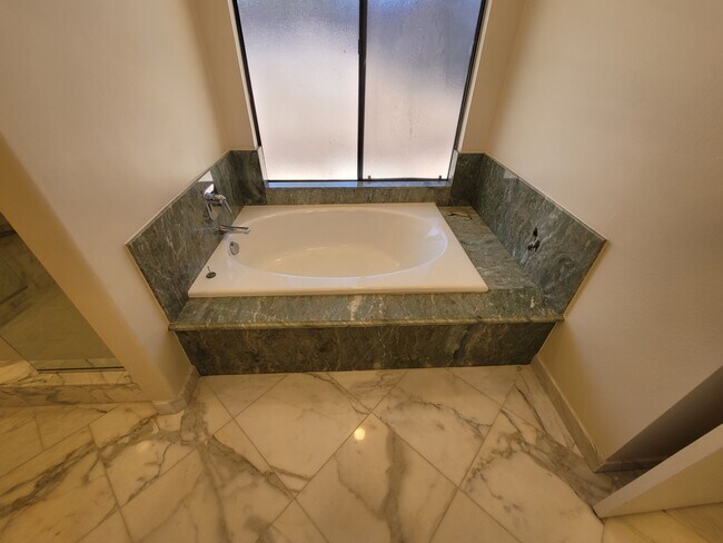 Building Photo - 462 Avenida Adobe