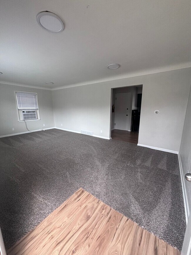 Building Photo - 1380-1380.5-13805 O Ave NE