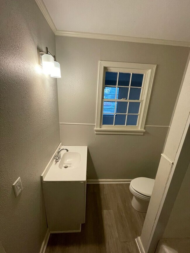 Building Photo - Just Remodeled 2 Bed, 1 Bath Home