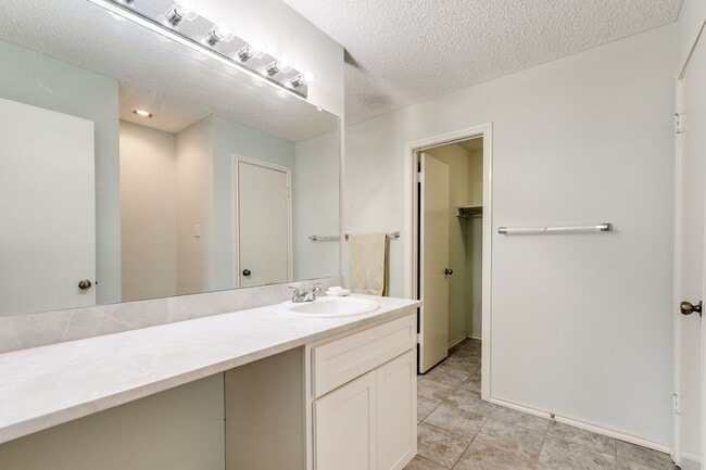 Building Photo - SPACIOUS 4-BEDROOM HOME IN PARKWOOD