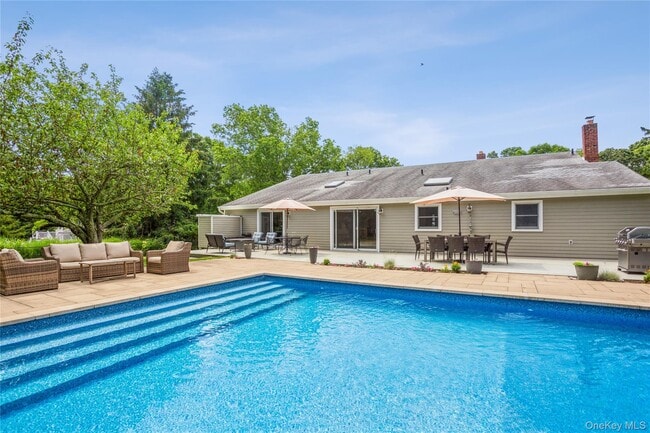 Building Photo - 215 Northfield Rd