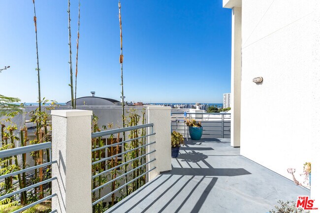Building Photo - 3019 3rd St