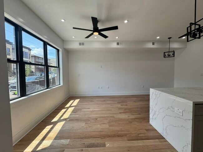 Building Photo - 170 Griffith St