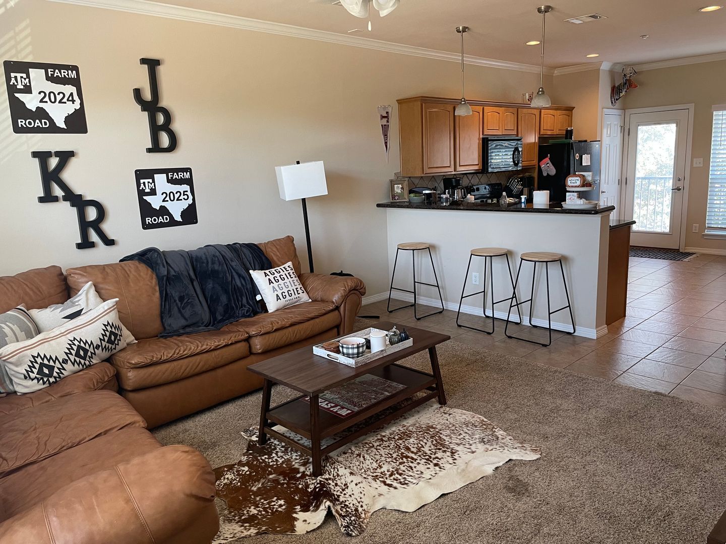 Building Photo - River Oaks #605