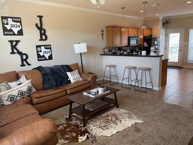 Building Photo - River Oaks #605