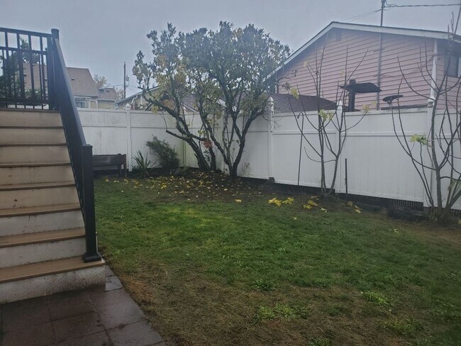 Building Photo - Charming 4 bed, 2 bath, fully fenced, covered deck in convenient location.