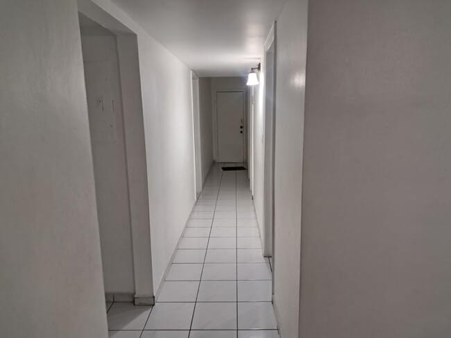 Building Photo - 827 SE 12th St