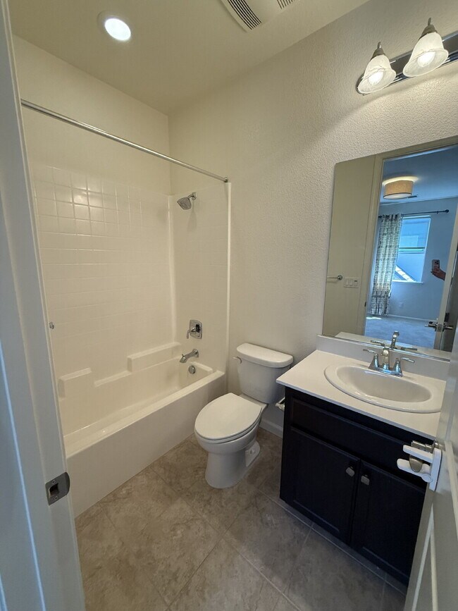 Building Photo - Gorgeous 4 Bed/4 Bath End Unit Condo with ...